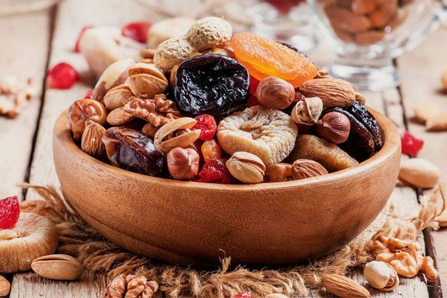 Gezonde tussendoortjes met noten en gedroogd fruit