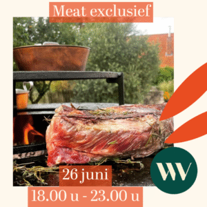 Promotieafbeelding voor workshop "Meat exclusief" op 26 juni van 18.00 u tot 23.00 u, met een groot stuk rundvlees dat boven open vuur grilt, bestrooid met verse rozemarijntakjes.