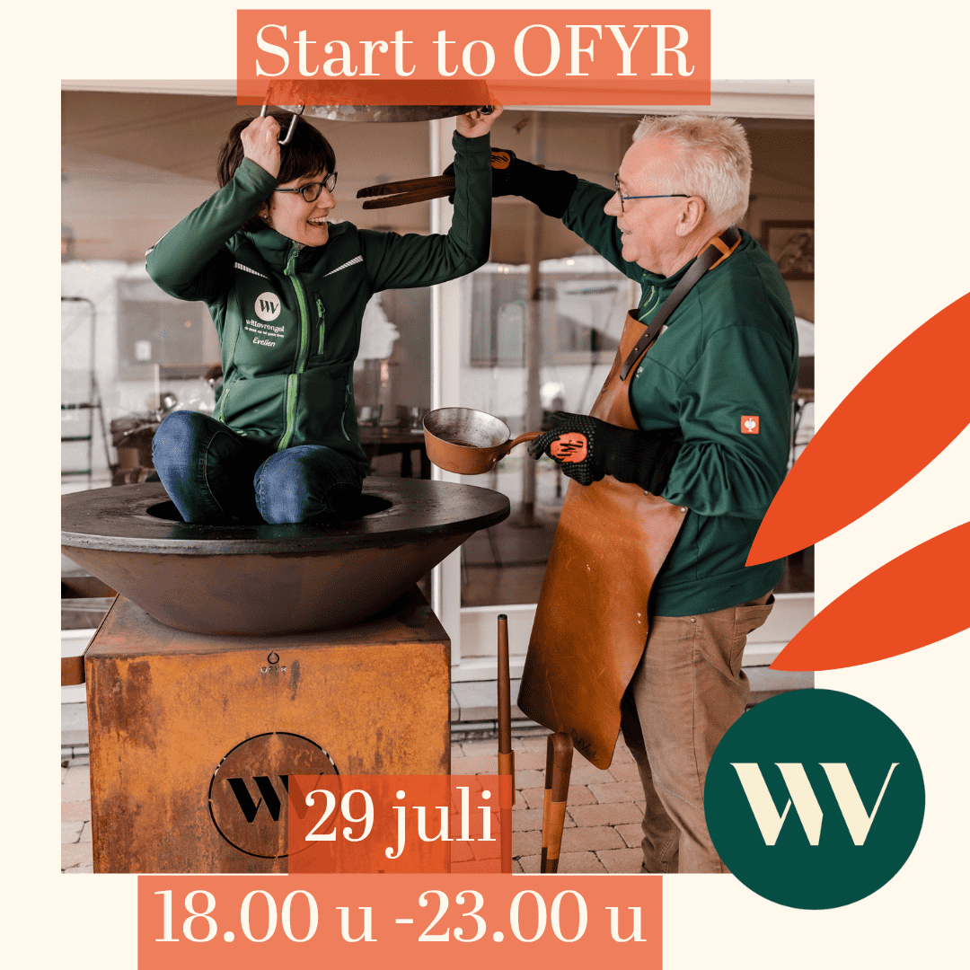 Workshop Start to OFYR โ Koken op de OFYR vuurschaal | 29 juli Twee medewerkers van Huis Wittevrongel koken samen lachend op een OFYR vuurschaal tijdens de Start to OFYR workshop in Eeklo