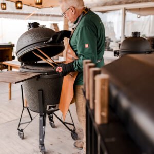 Demonstratie op een The Bastard kamado tijdens de BBQ-demodag bij Huis Wittevrongel in Eeklo