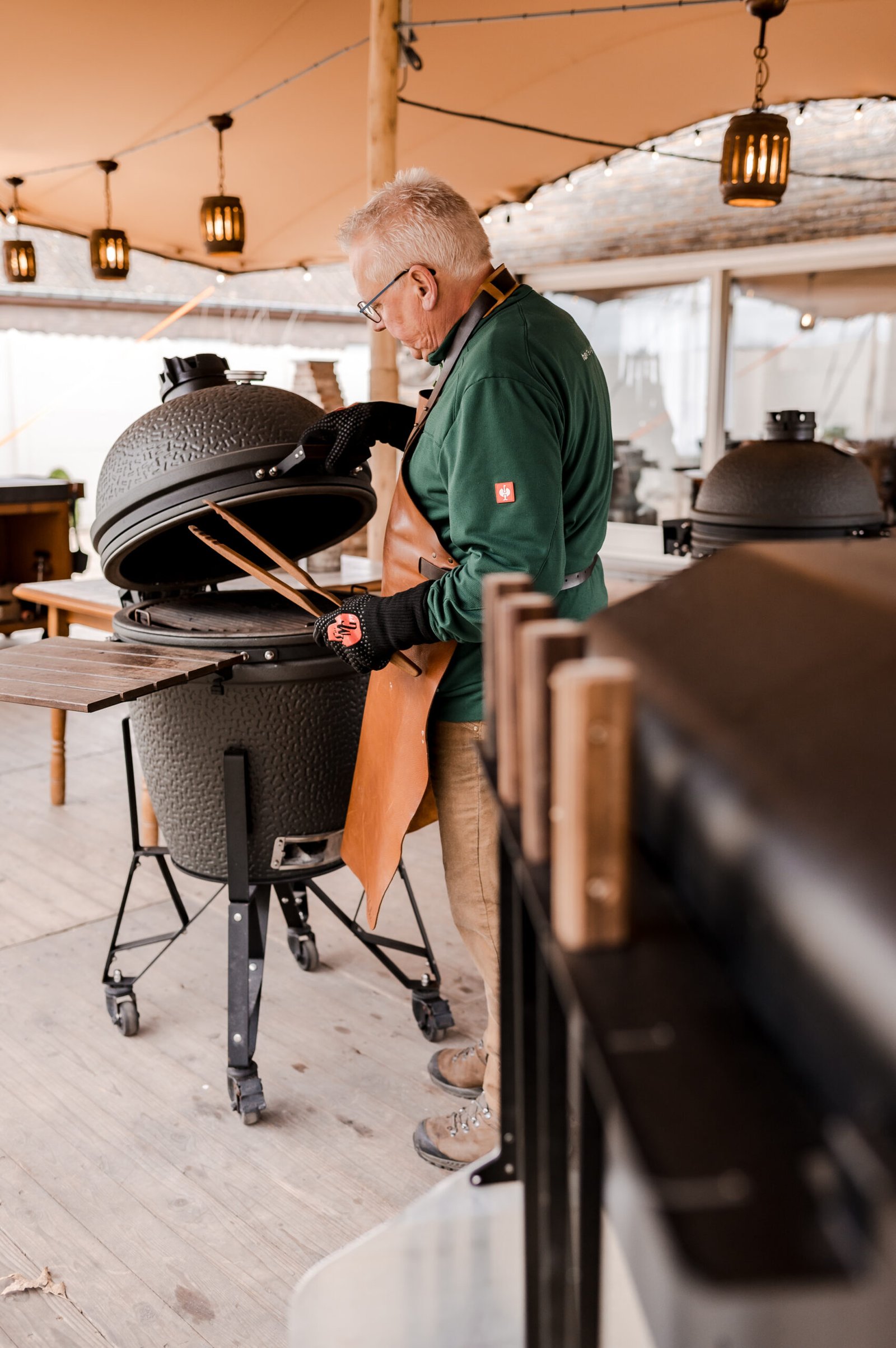 Demo The Bastard kamado BBQ demodag Huis Wittevrongel Demonstratie op een The Bastard kamado tijdens de BBQ-demodag bij Huis Wittevrongel in Eeklo