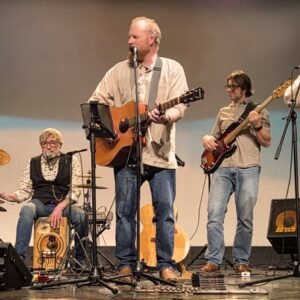 Koen Dewulf met zijn band KDWXL tijdens het optreden Onomwonden